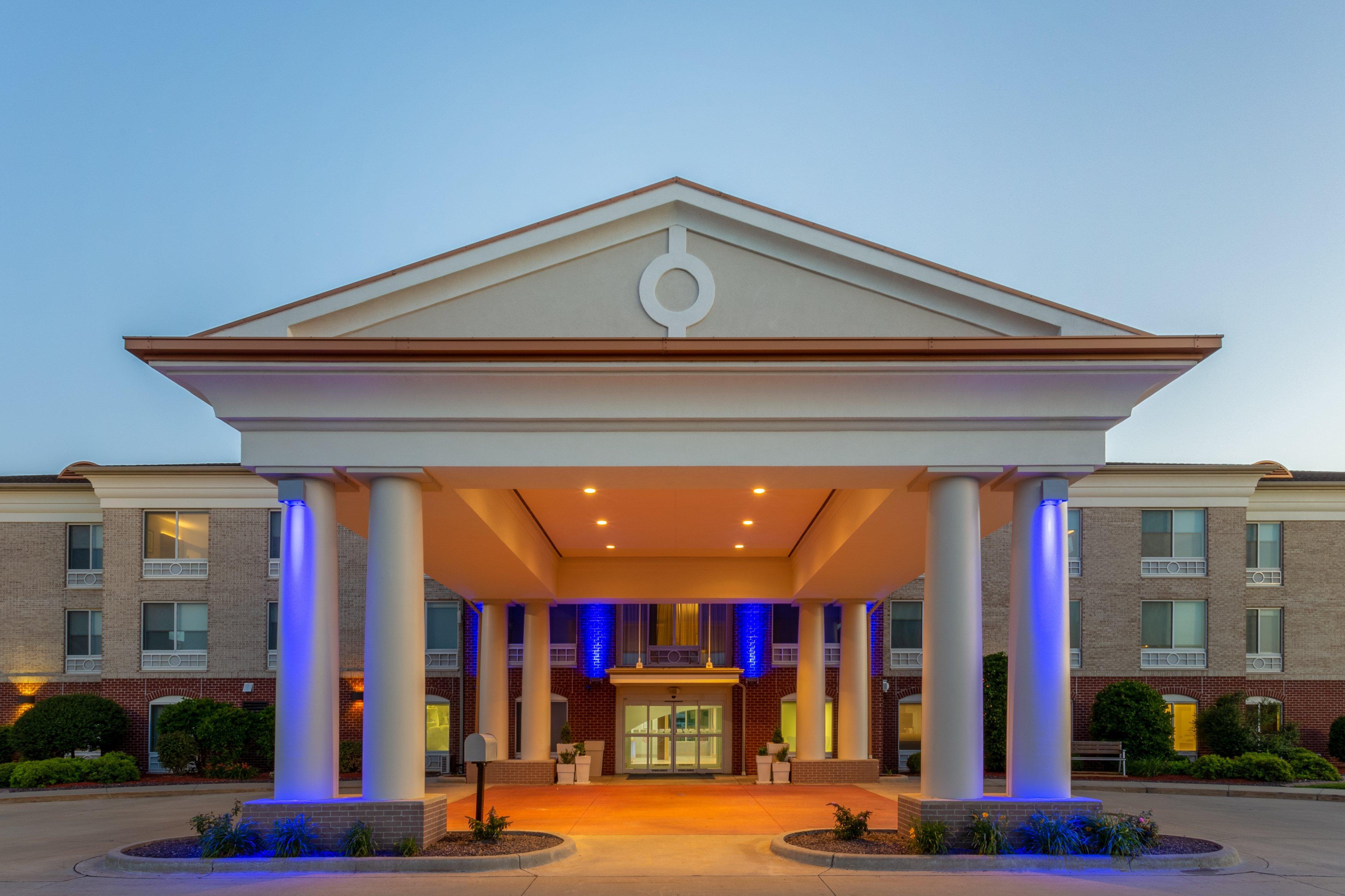 Holiday Inn Express & Suites Vandalia By Ihg Exterior photo